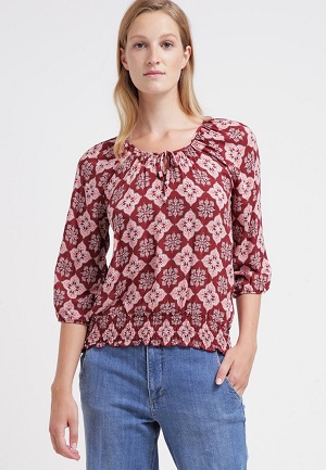 Rød bluse med blomster